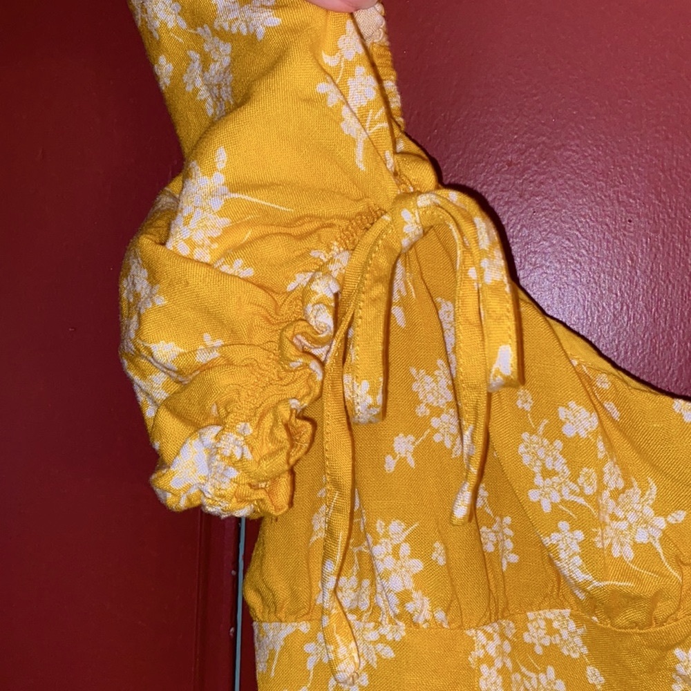 Forever 21 White and Yellow Floral Crop Top - Picture 3 of 5